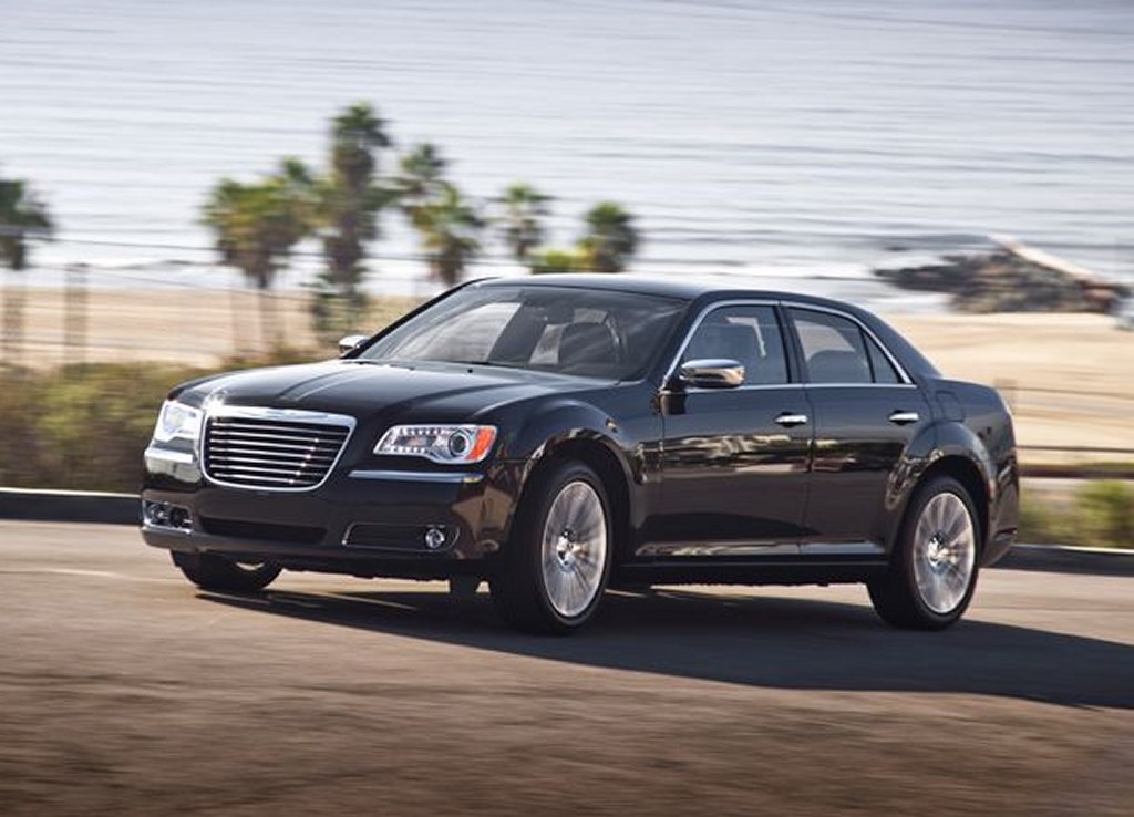 Chrysler 300C 2011 first photos released
