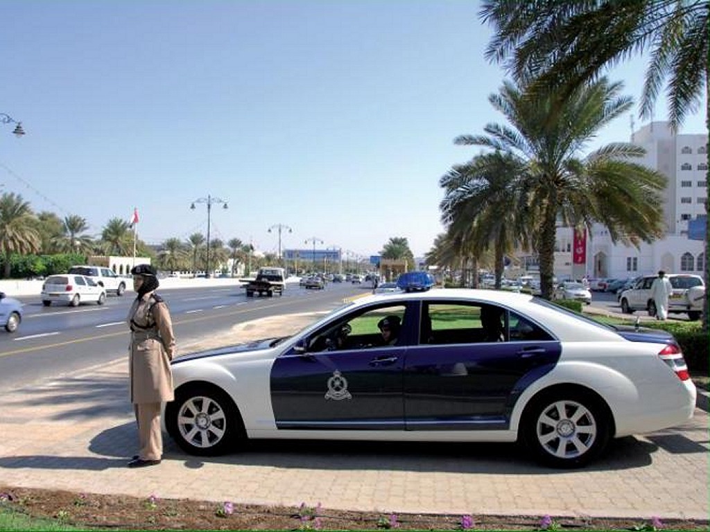 Oman Police foil attempt to smuggle stolen car across border