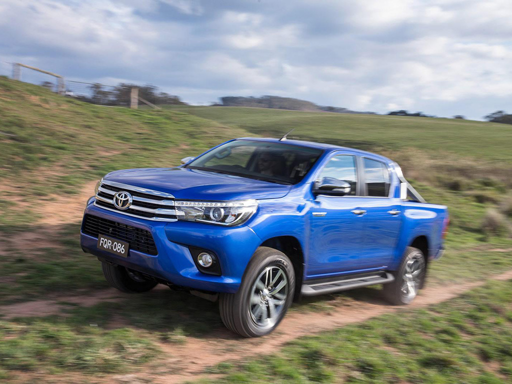 2016 Toyota Hilux officially revealed