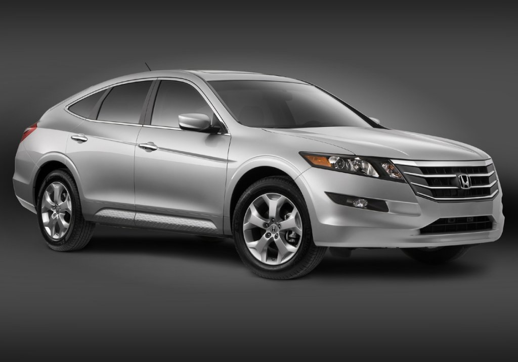 Honda Accord Crosstour makes hated debut