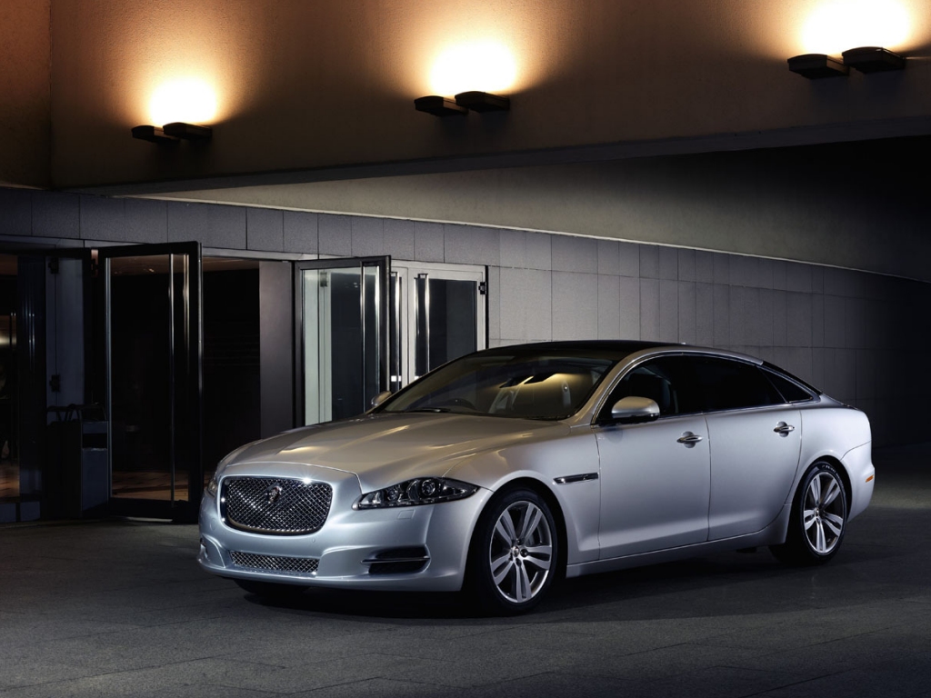 2014 Jaguar XJ receives interior and tech updates