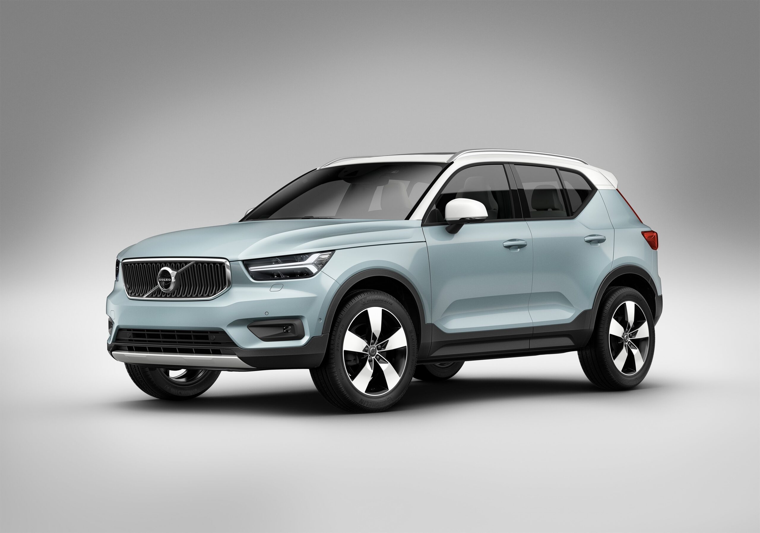 "XC40" الجديدة تستكمل تشكيلة "فولفو" العالمية في قطاع السيارات المتعددة الاستخدامات الفاخرة السريع النمو