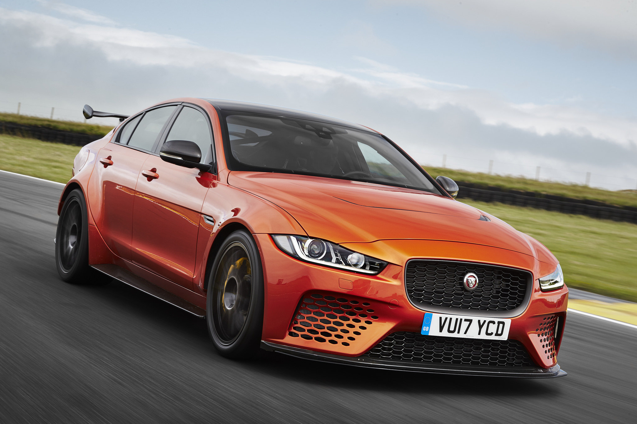 "جاكوار لاند روڤر" تعرض "جاكوار XE SV Project 8" خلال معرض دبي الدولي للسيارات