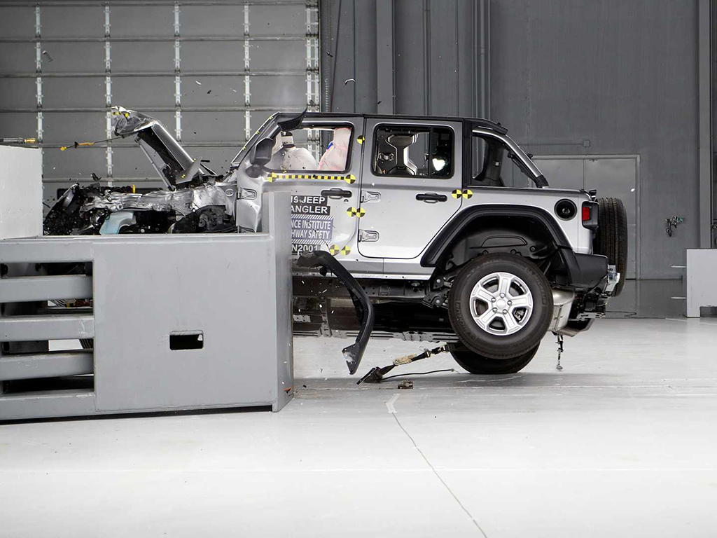 2019 Jeep Wrangler tips over in crash test